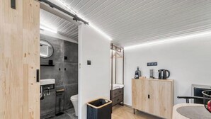 Une salle de bain moderne avec un meuble en bois, un lavabo et des toilettes.