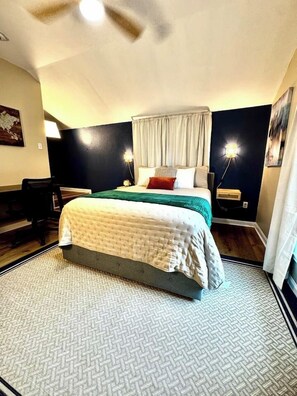 Ein Schlafzimmer mit einem Bett, einem Schreibtisch und einem Stuhl.