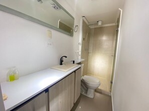 Ein Badezimmer mit Waschbecken, Spiegel und Toilette.