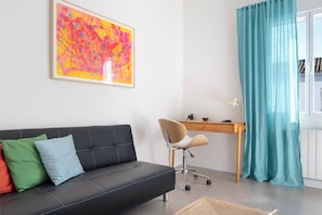 Smart TV, books - Oasis Seville – Light-Filled Apartment with Terrace in Los Remedios (Sevilla)