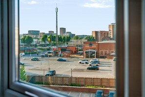 Ein Parkplatz mit mehreren Autos, ein Gebäude mit der Aufschrift 'Grosvenor Casino' und ein hoher Funkturm im Hintergrund.