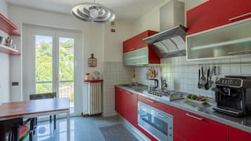 Coffee/tea maker, fridge, oven, stovetop