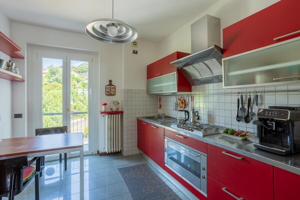 Coffee/tea maker, fridge, oven, stovetop