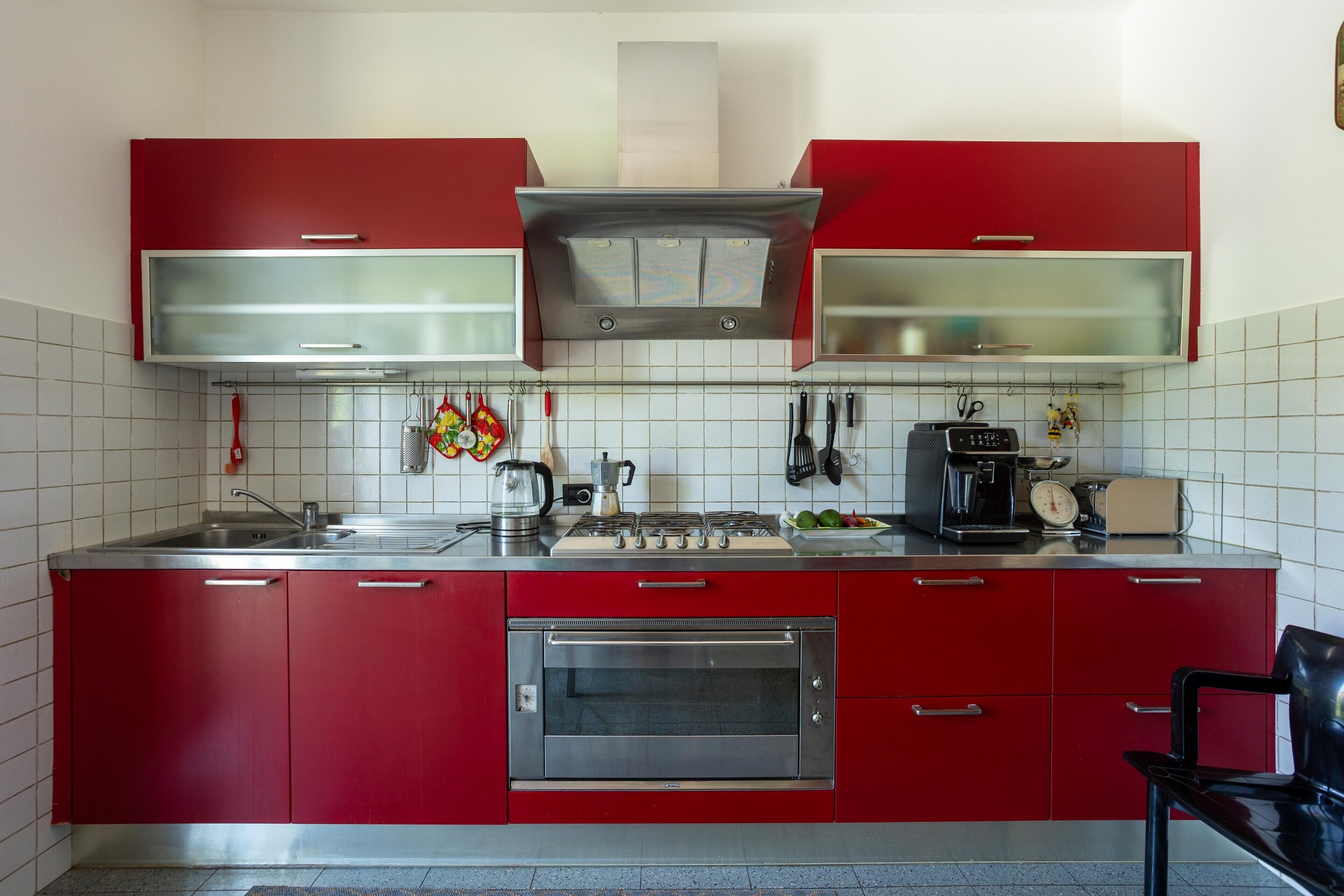 Coffee/tea maker, fridge, oven, stovetop