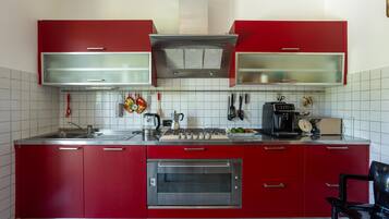 Coffee/tea maker, fridge, oven, stovetop