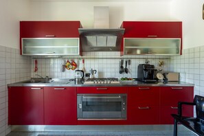 Coffee/tea maker, fridge, oven, stovetop