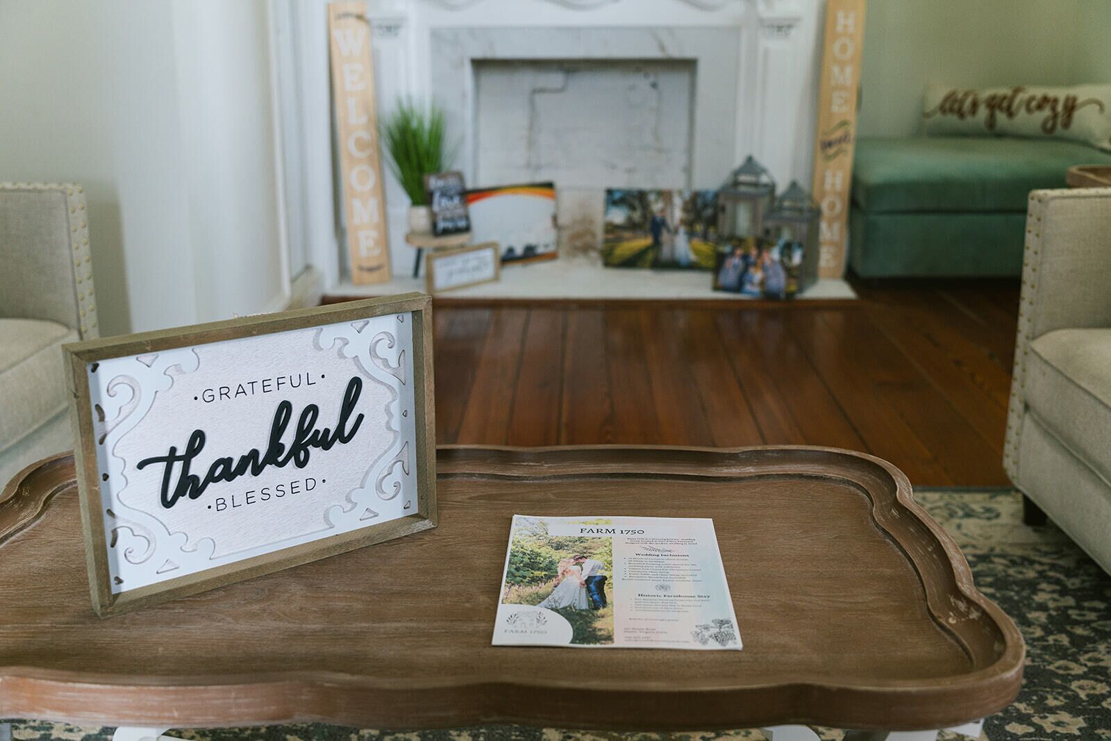 Una bandeja de madera con un cartel enmarcado que dice 'Grateful, Thankful, Blessed' y un folleto encima.