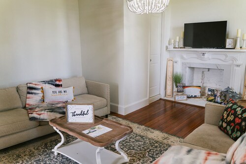 Charming 5-bedroom farmhouse with AC in peaceful Hustle