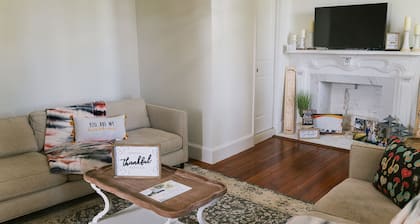 Charming 5-bedroom farmhouse with AC in peaceful Hustle