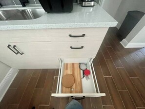 Coffee/tea maker, fridge, microwave, stovetop