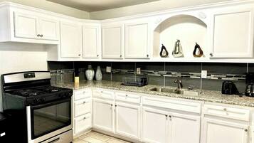 Coffee/tea maker, fridge, microwave, stovetop