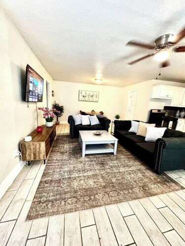 Near the Heights & DowntownFree w/ Parking
