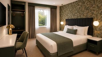Une chambre d’hôtel comprenant un lit, des tables de chevet, un bureau, une chaise et une armoire.