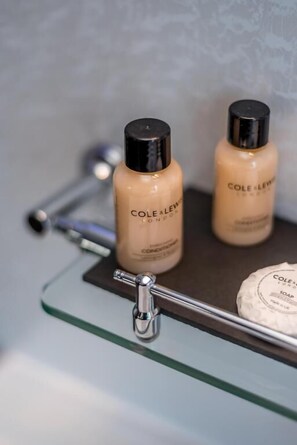 Standard Twin Room | Bathroom amenities - The Villa (Montrose)