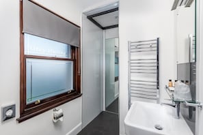 Superior Room, Mobility Accessible, Golf View | Bathroom - The Villa (Montrose)