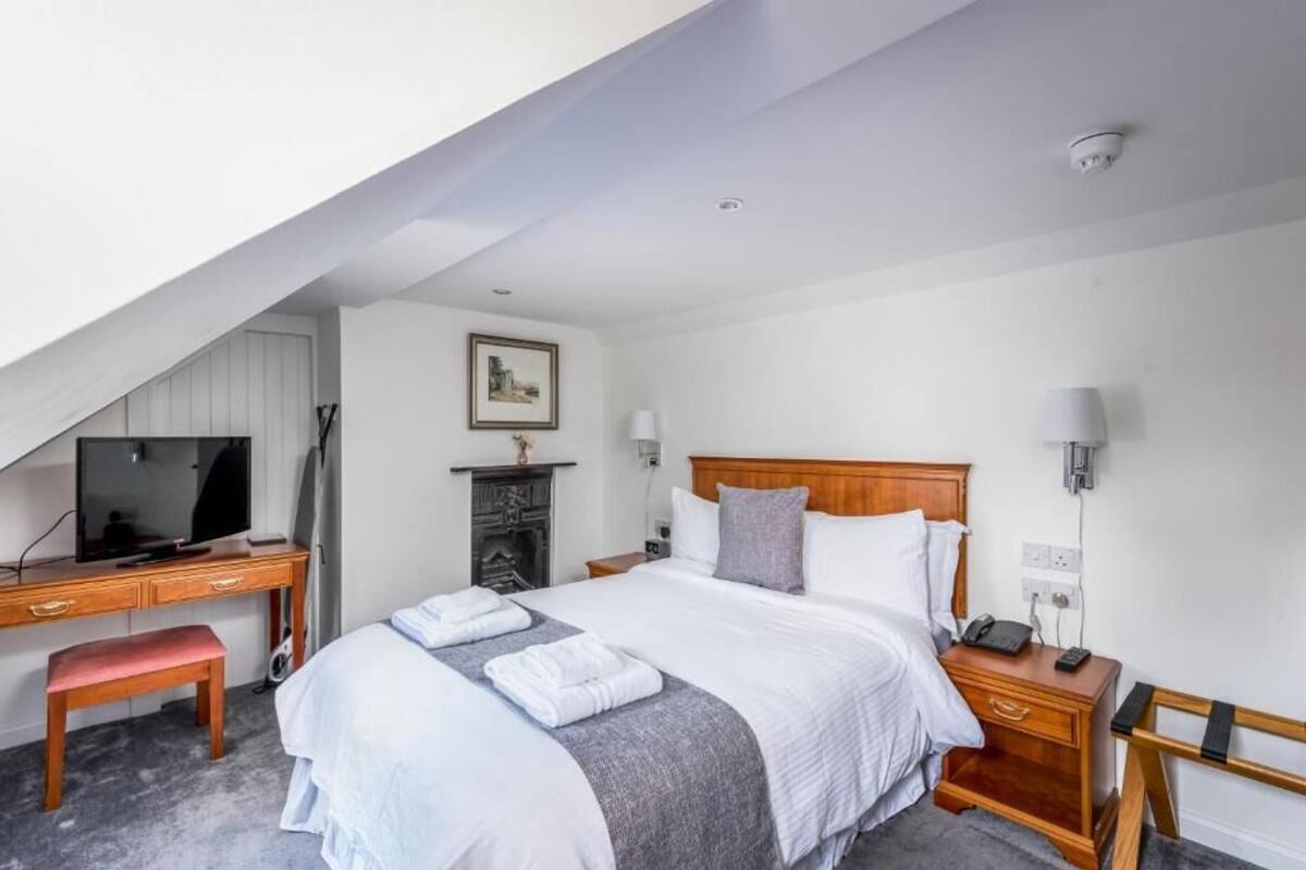 Standard Twin Room | Iron/ironing board, WiFi (free)