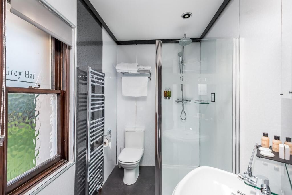 Standard Double or Twin Room, Garden View | Bathroom
