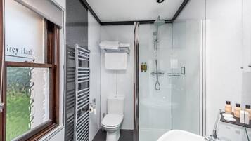 Standard Double or Twin Room, Garden View | Bathroom