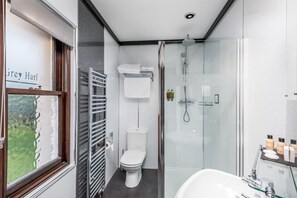 Standard Double or Twin Room, Garden View | Bathroom - The Villa (Montrose)