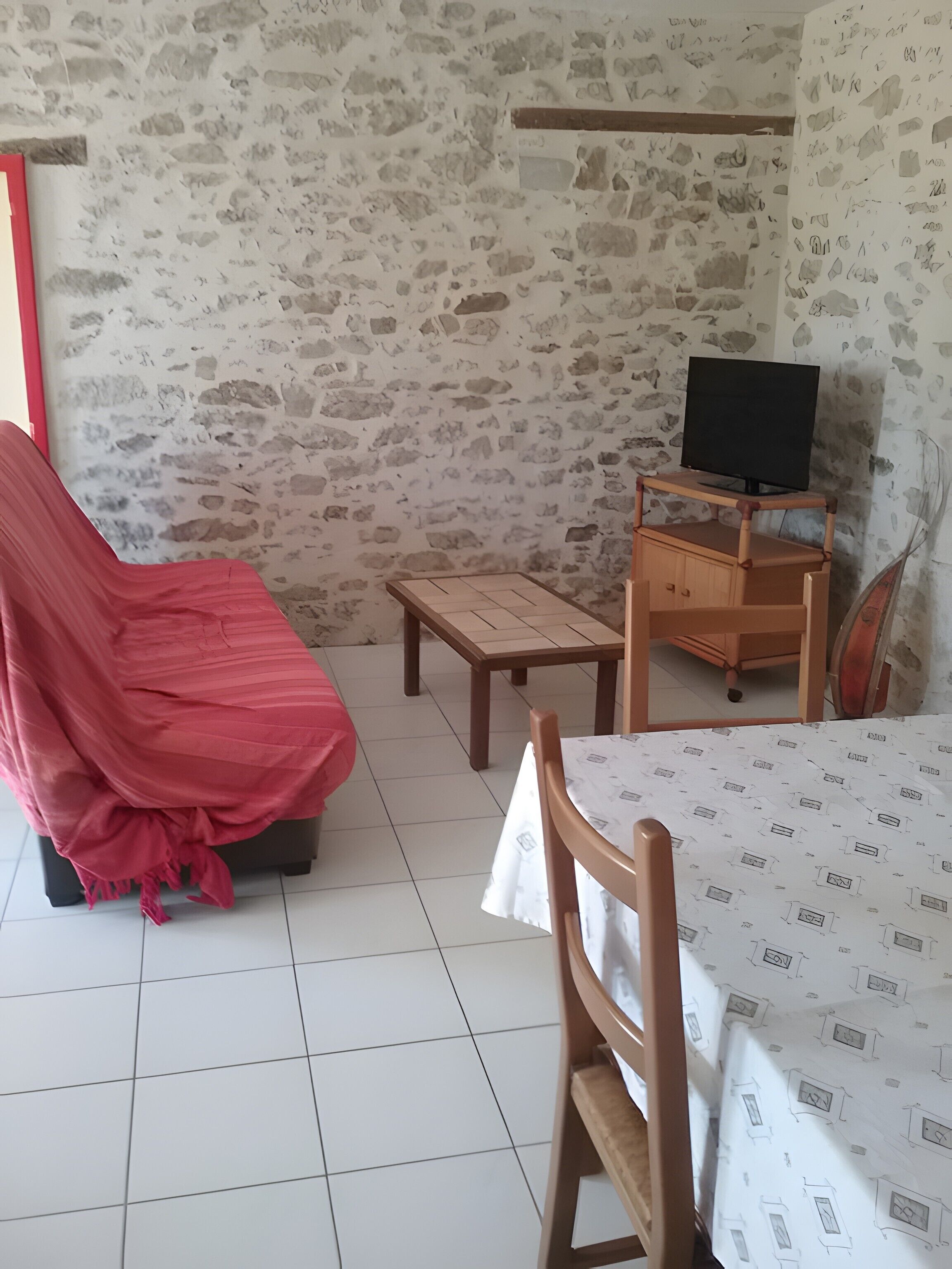 2 bedrooms, iron/ironing board, WiFi