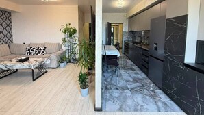 Una sala moderna con un sofá, una mesa de centro y plantas en macetas.