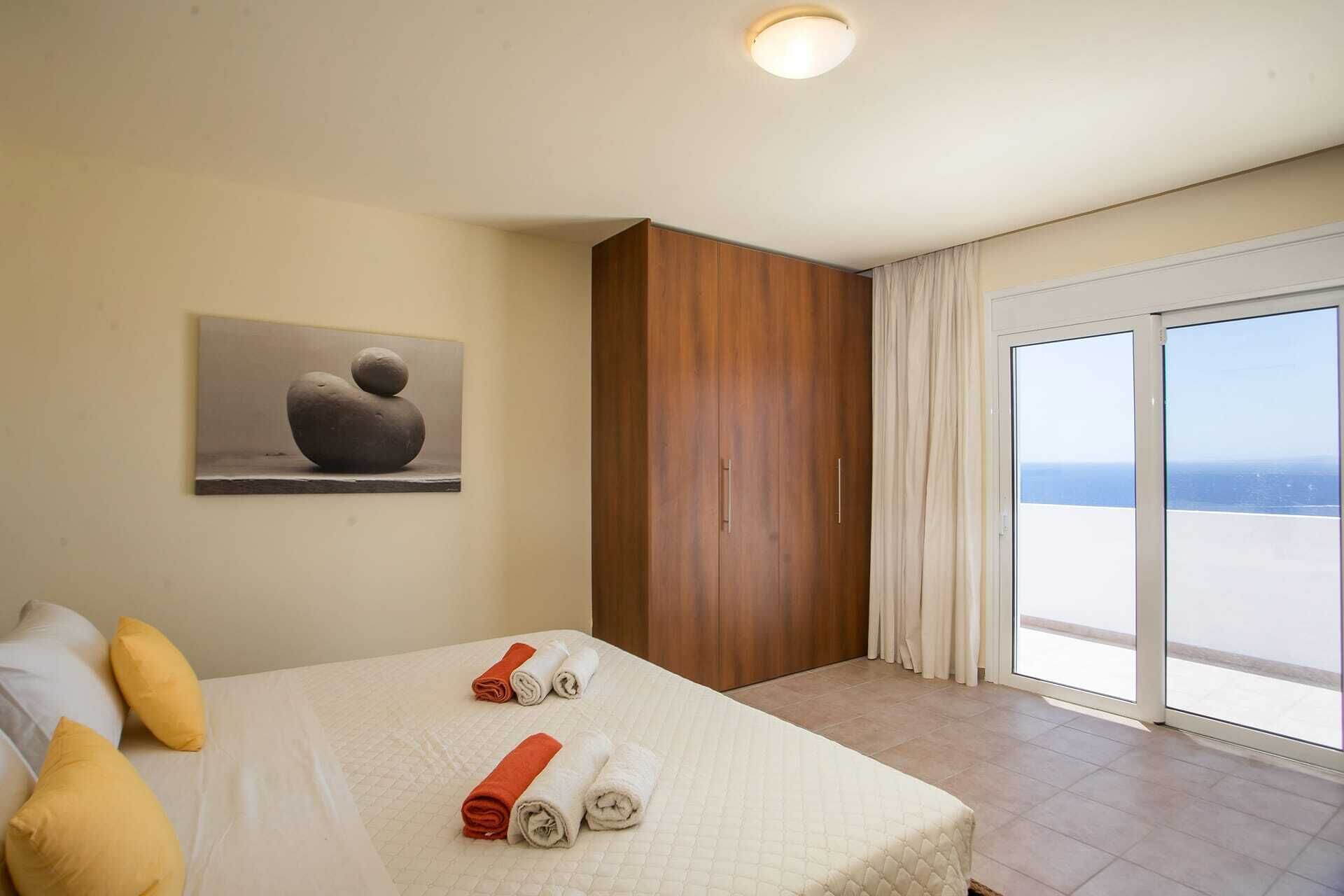 3 bedrooms, iron/ironing board, WiFi (free), bed sheets