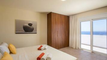 3 bedrooms, iron/ironing board, WiFi (free), bed sheets