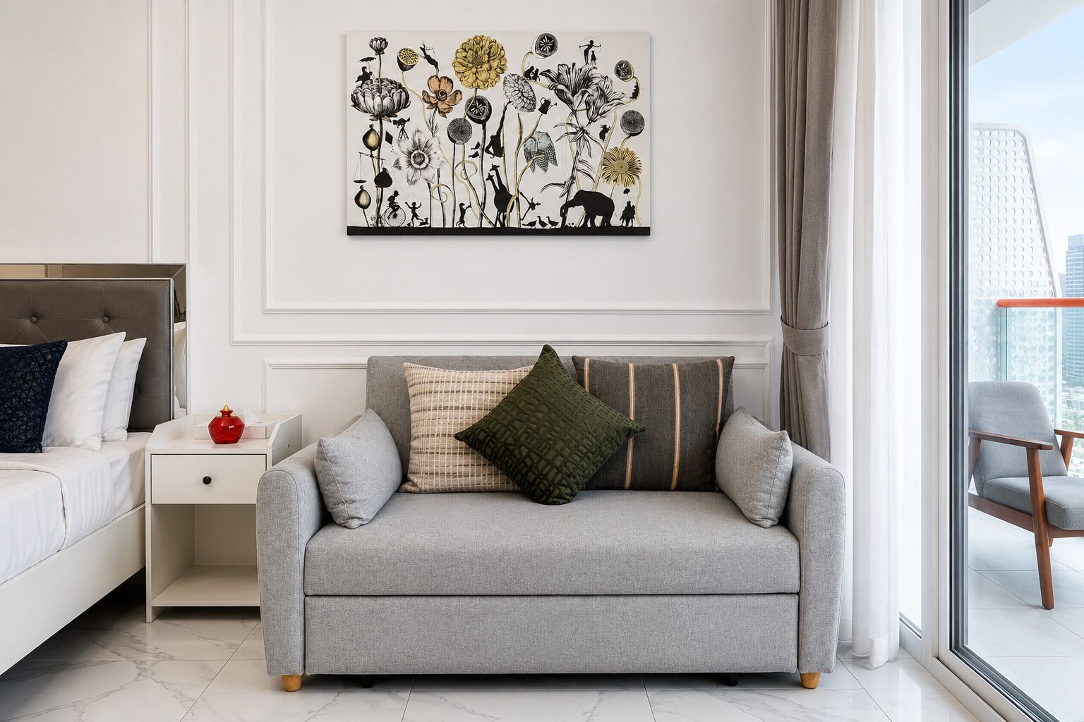 Een moderne woonkamer met een grijze bank, een klein tafeltje en een kunstwerk aan de muur.