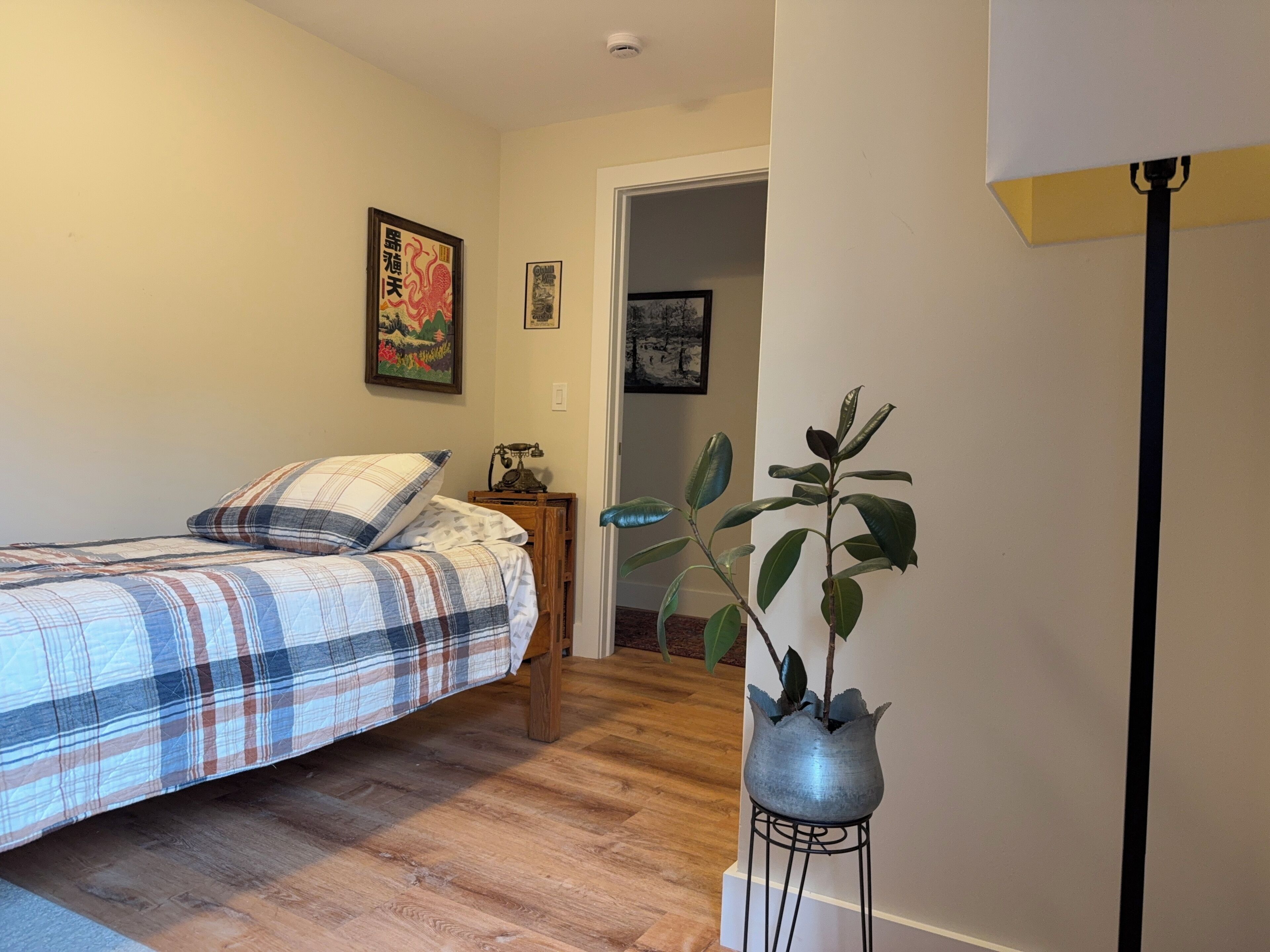 3 habitaciones, escritorio, tabla de planchar con plancha y wifi gratis 