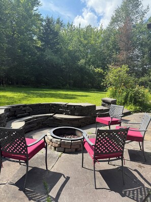 A circular stone fire pit with seating around it. - Bucks Lodge - Heart of the Catskills (Elka Park)