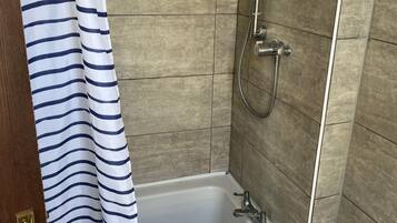 Familienzimmer | Badezimmer | Handtücher, Seife, Toilettenpapier
