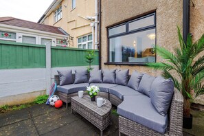 Terrace/patio - Long Stays | 2 Bed | St Helens | Sleeps 5 (St Helens)
