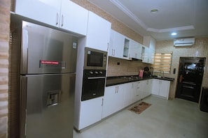 Deluxe Apartment, Balcony, City View | Dapur peribadi | Peti sejuk, ketuhar gelombang mikro, ketuhar, dapur 