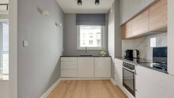 Coffee/tea maker, fridge, microwave, oven