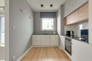 Wasserkocher mit Kaffee-/Teezubehör, Kühlschrank, Mikrowelle, Ofen