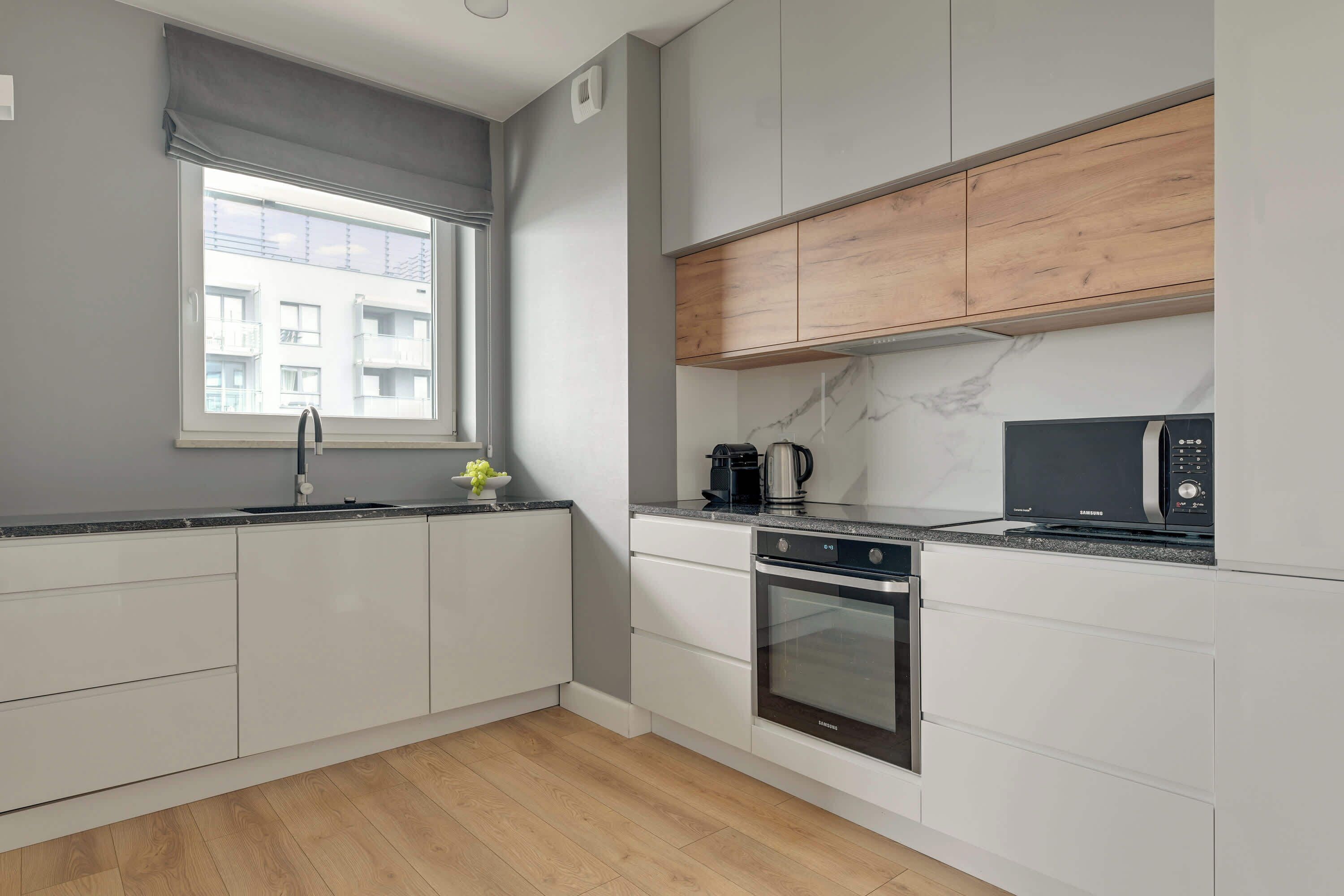 Coffee/tea maker, fridge, microwave, oven