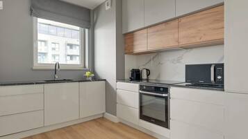 Coffee/tea maker, fridge, microwave, oven
