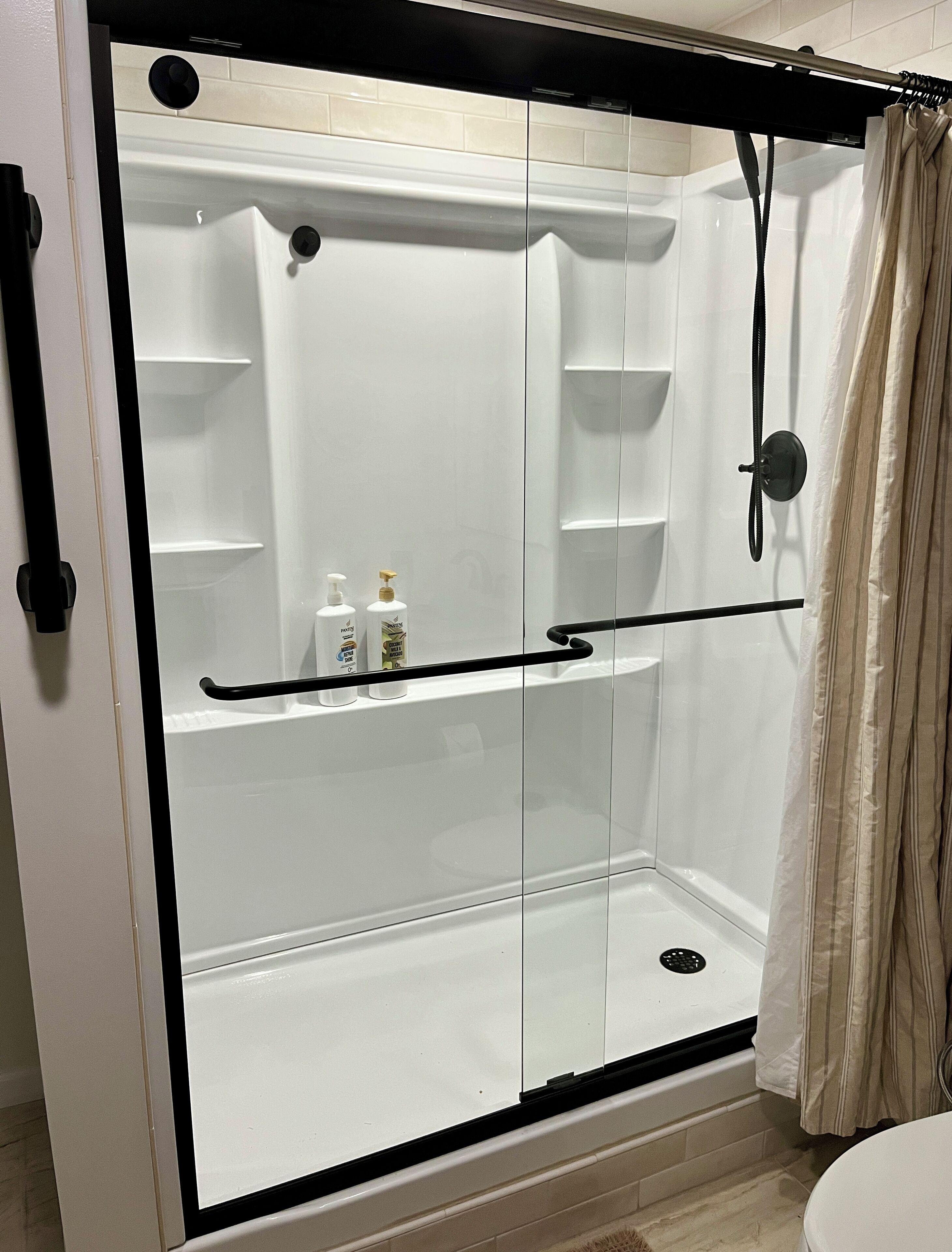 Douche, séchoir à cheveux, serviettes fournies, savon
