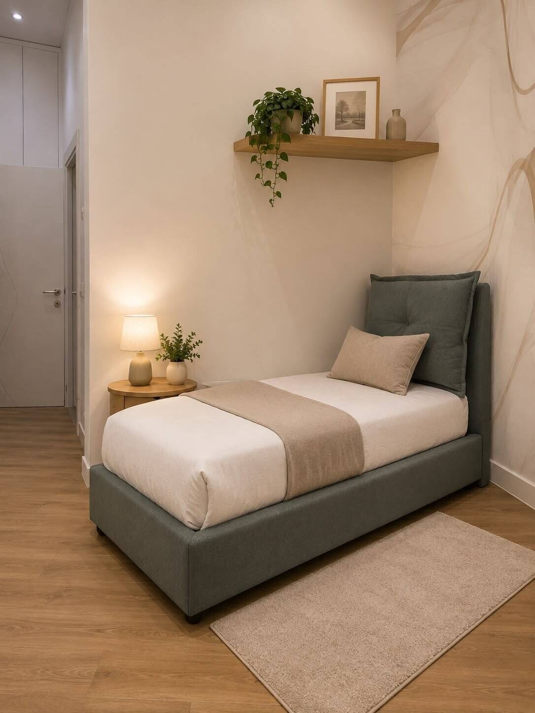 Ein Schlafzimmer mit Bett, Nachttisch, Lampe und einem an der Wand befestigten Regal mit Pflanze und Bild.