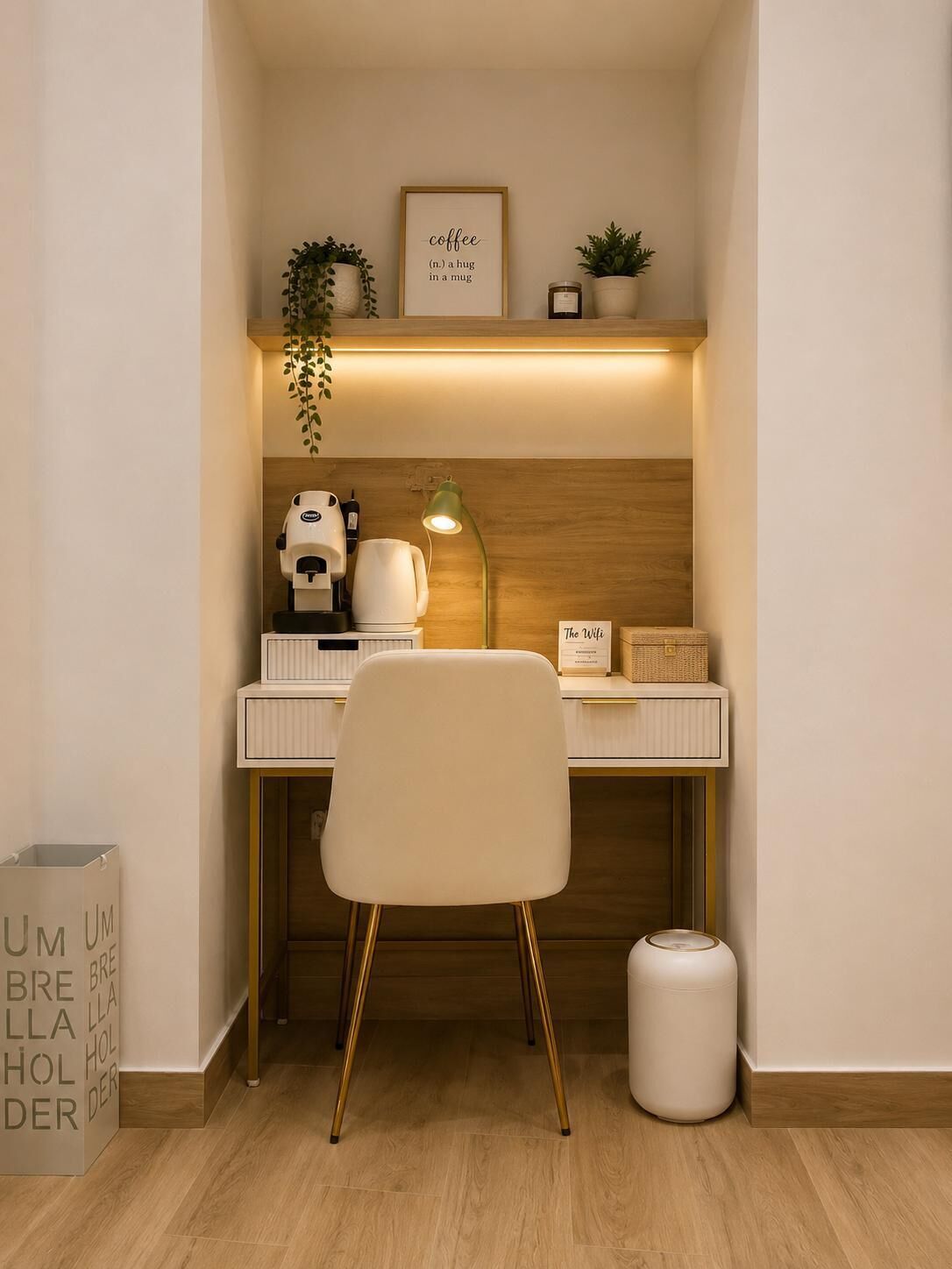 Een knus werkplekje met een bureau, stoel en koffieapparaat.