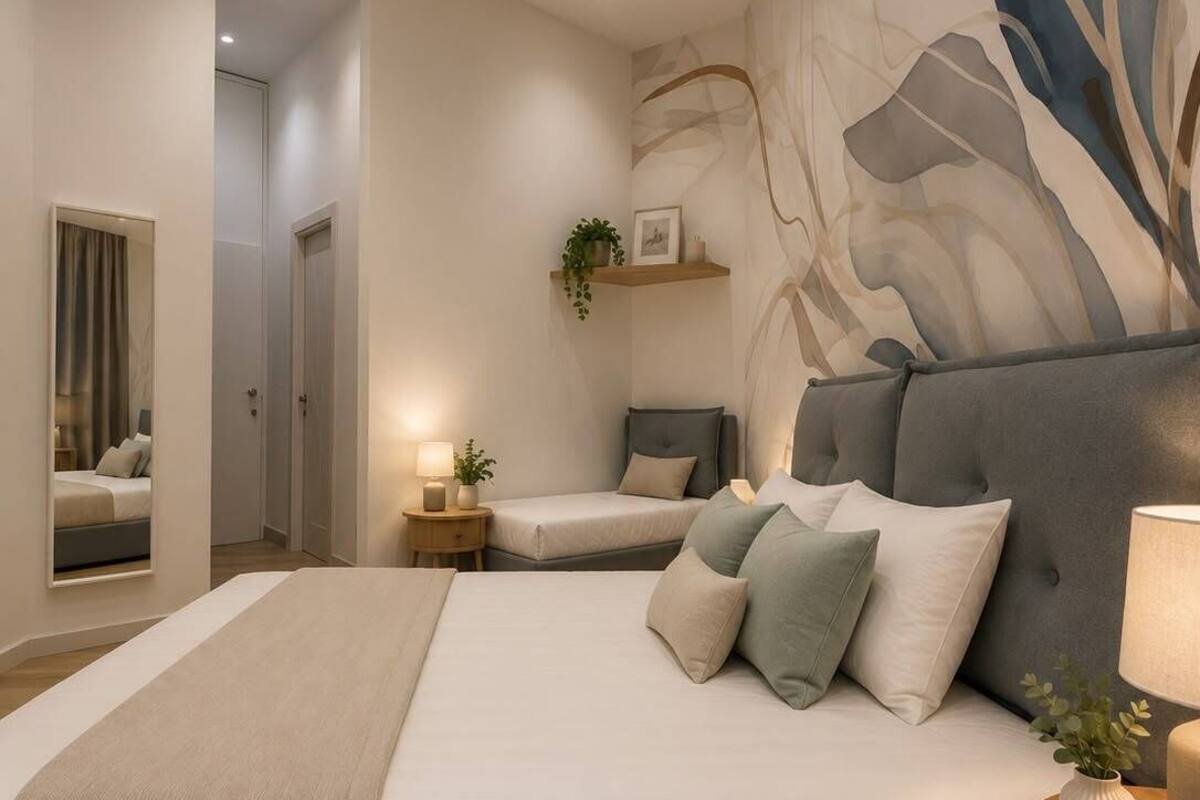 Habitación triple, vista al jardín | Caja de seguridad en la habitación y escritorio