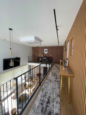 A modern interior with a staircase, a dining area, and a kitchen. - Casa de Santo António - Suite 1 (Marco de Canaveses)