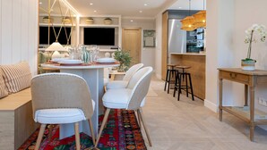 Eine moderne Küche mit Essbereich, Fernseher und Bar.
