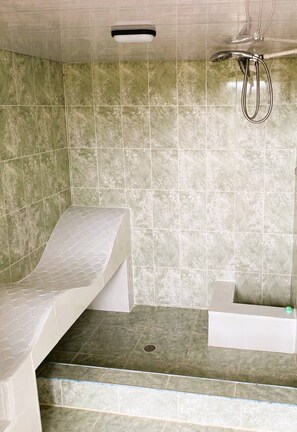 A bathroom with a shower, a bathtub, and a bench. - Nomad Nest Near Guatapé Jacuzzi Turkish Wifi-full (El Peñol)
