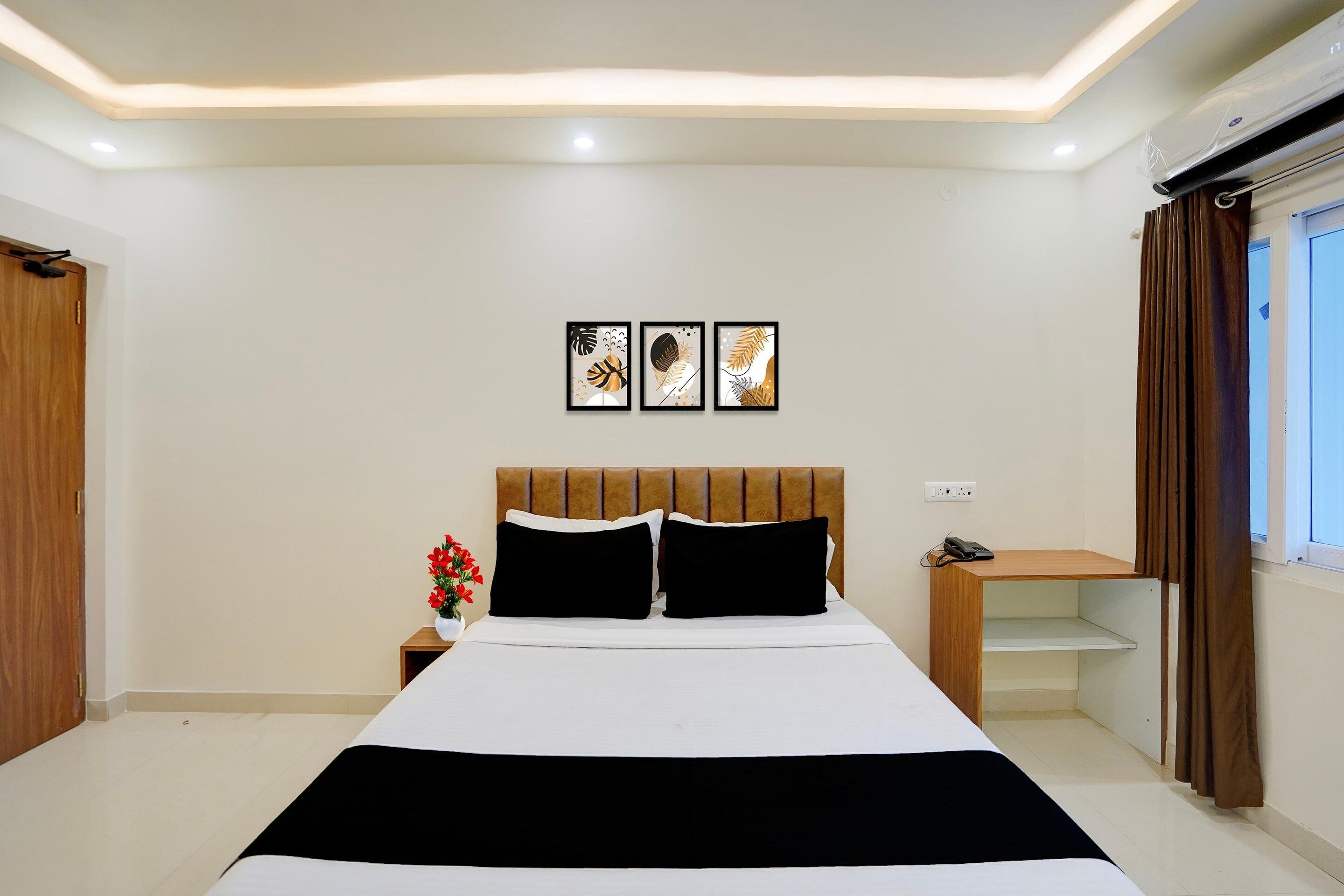 Un dormitorio con cama, mesita de noche y una obra de arte en la pared.