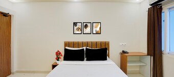 Deluxe Aarunya Residency And Banquets