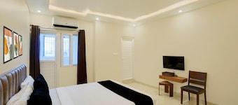 Deluxe Aarunya Residency And Banquets