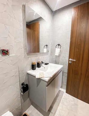 Haartrockner, Handtücher, Seife, Toilettenpapier