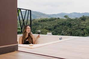 Outdoor spa tub - Room-hotel Entre Montañas (Pereira)