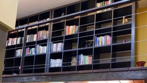 Kühlschrank, Ofen, Wasserkocher, Kochgeschirr/Geschirr/Besteck